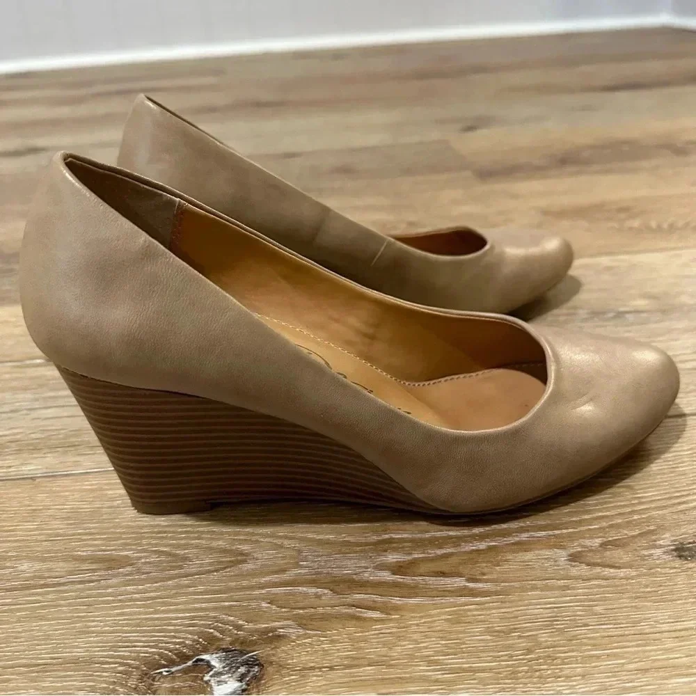 MTI Design Women's Tan Faux Leather Rounded Toe Wedge Heels Size 10 GUC